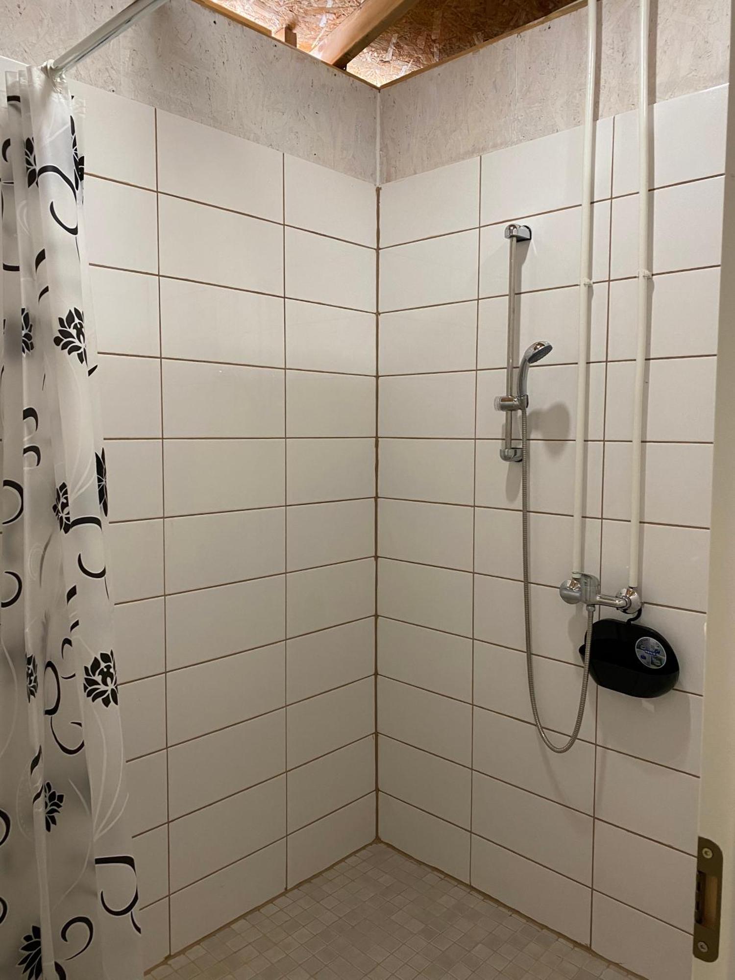 Marika Puhkekuela - Metsanurga Oeoemaja "Shared Bathroom" Nova Exterior photo