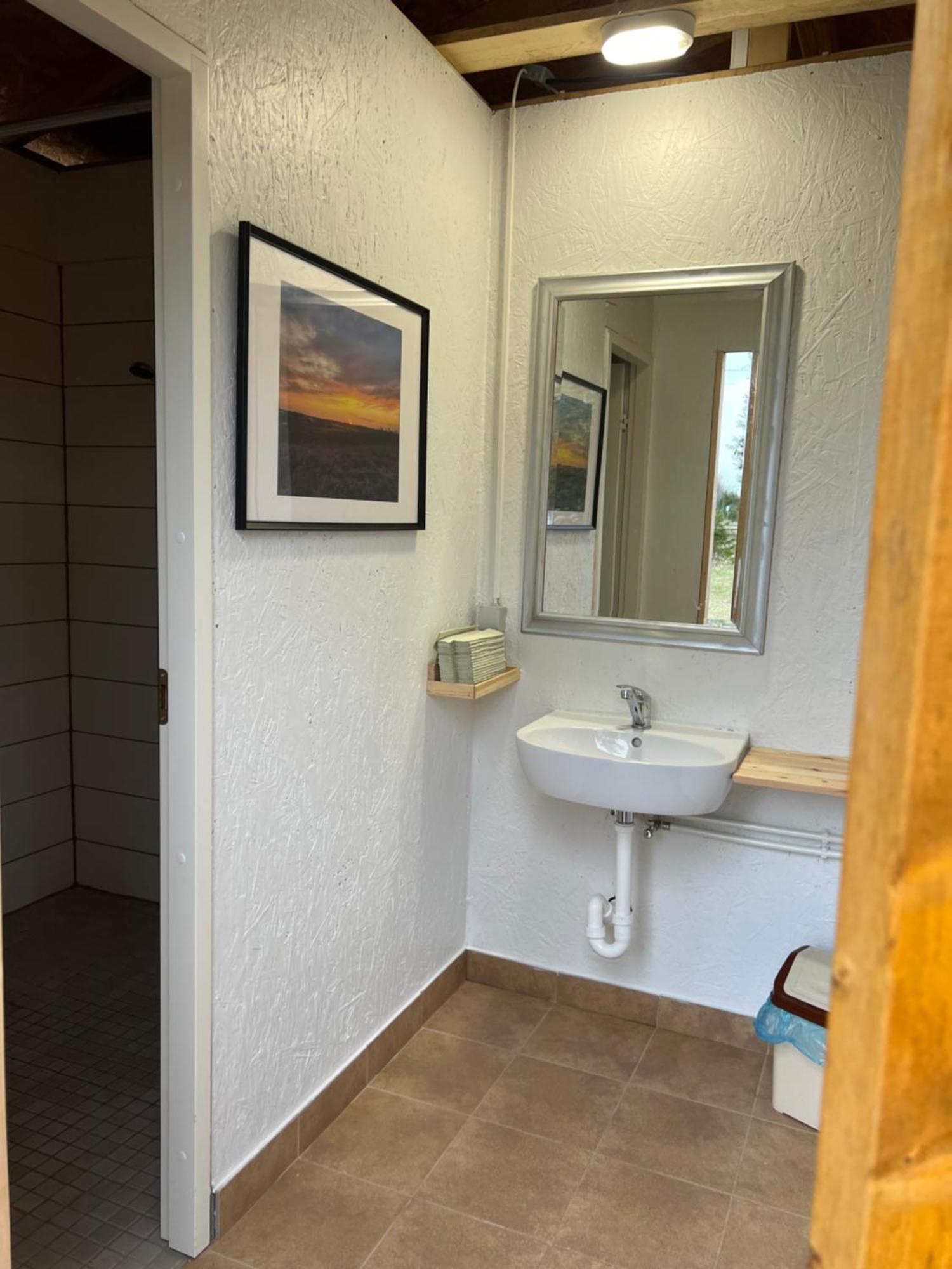 Marika Puhkekuela - Metsanurga Oeoemaja "Shared Bathroom" Nova Exterior photo